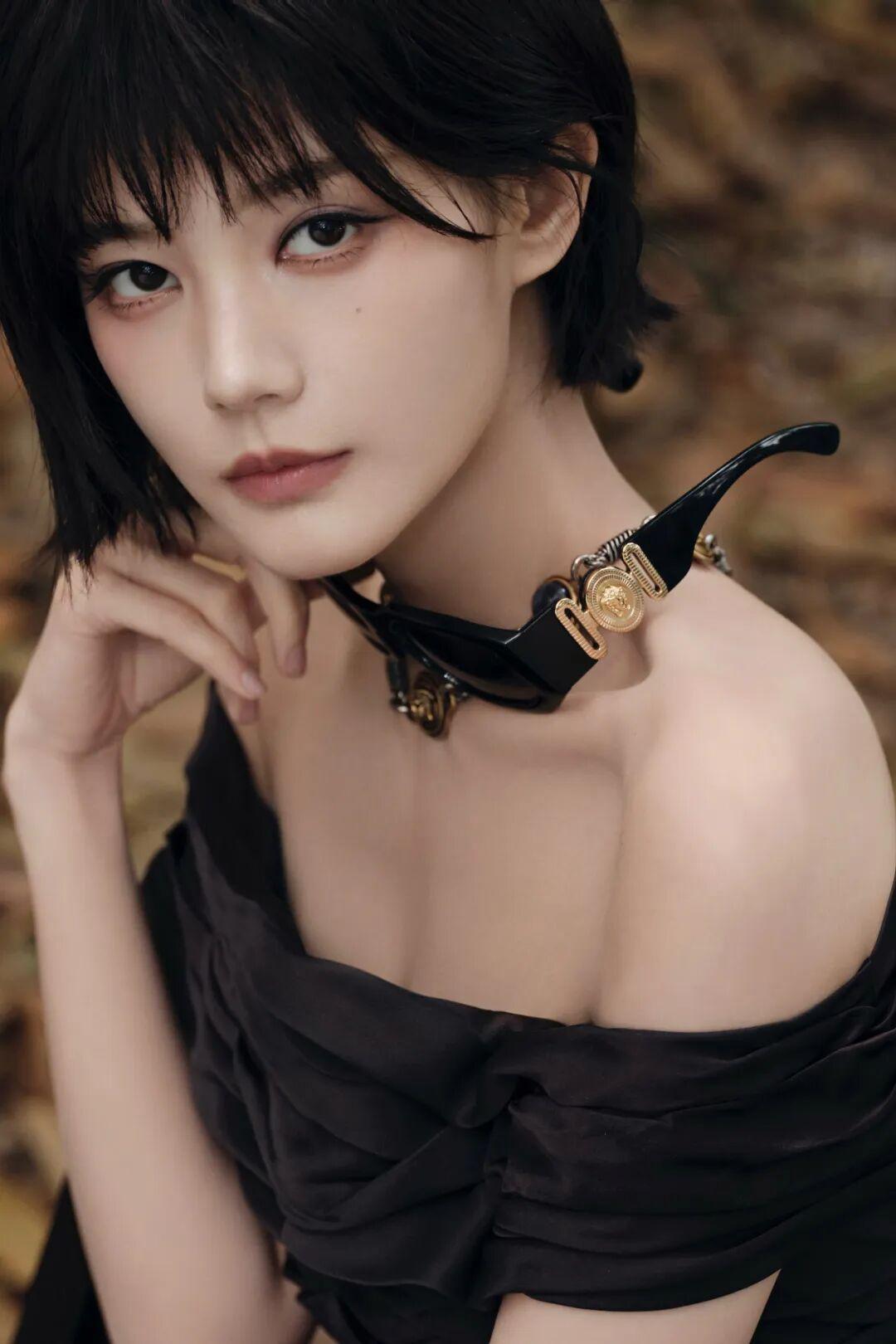 开云官方网站-李一桐短发配露肩裙，好美好迷人！