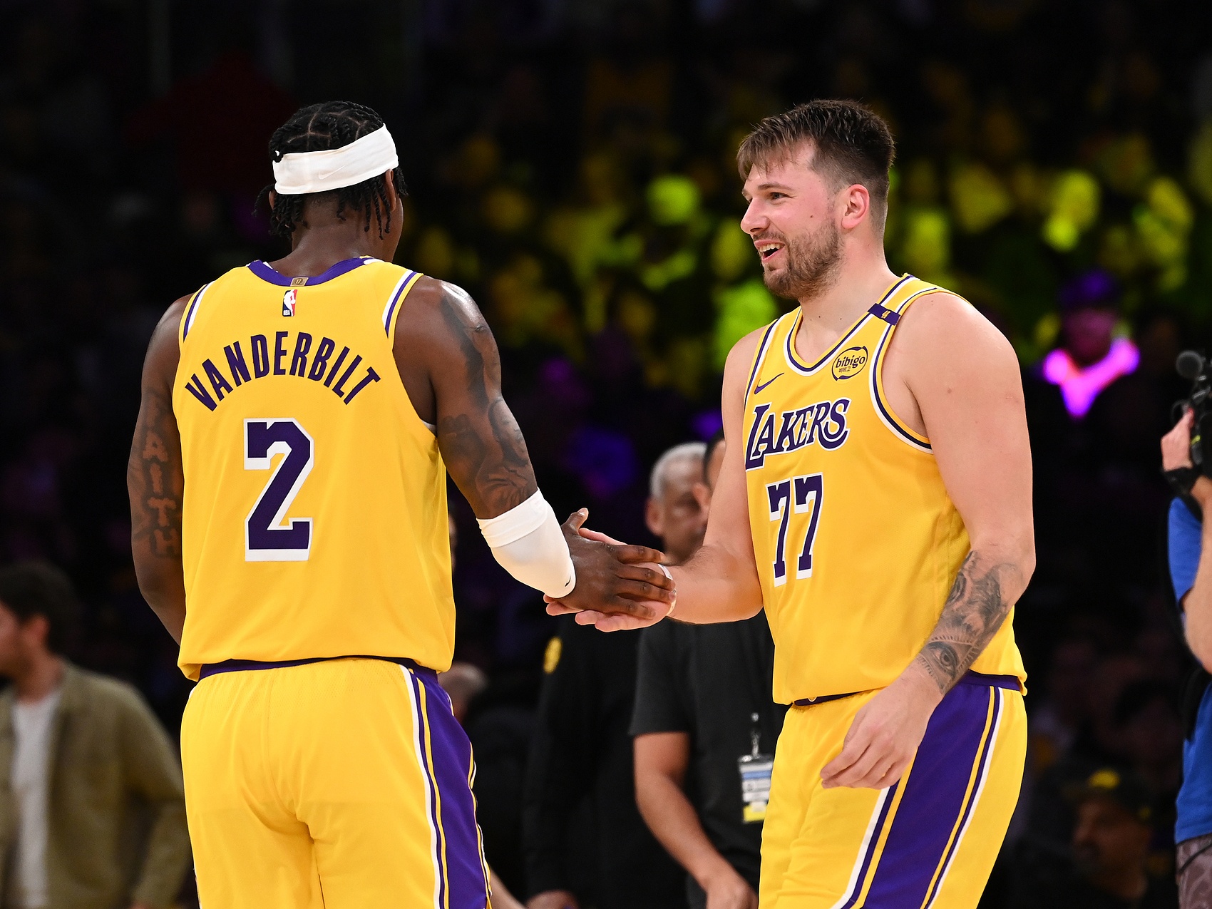 开云官方网站-😂东契奇和范德比尔特互动：你没弹跳 后者：比你强