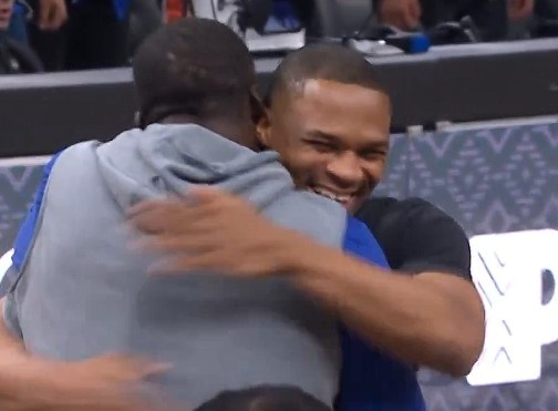 开云官方网站-场下都是哥们儿!威少与德罗赞“围殴”追梦 随后三人大笑拥抱